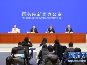 国务院政策例行吹风会主席台_.jpg