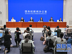 7.国务院政策例行吹风会主席台_large.jpg