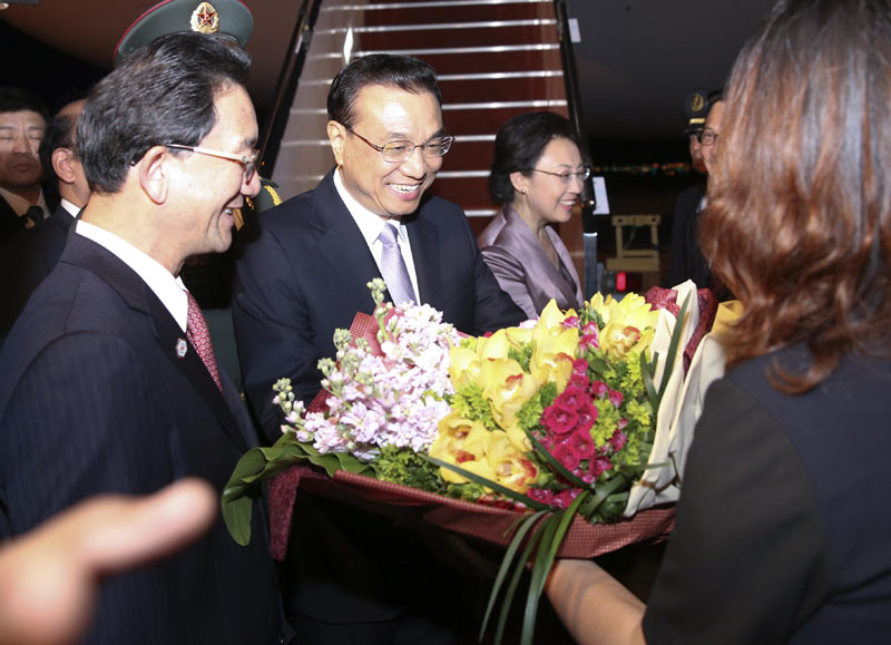 国务院总理李克强当地时间20日晚抵达吉隆坡，出席中国-东盟领导人会议、东盟与中日韩领导人会议和东亚峰会，并对马来西亚进行正式访问。李克强总理夫人程虹同机抵达。马来西亚政府高级官员到机场迎接，礼兵沿红地毯两侧列队行注目礼，向李克强总理夫妇致敬。